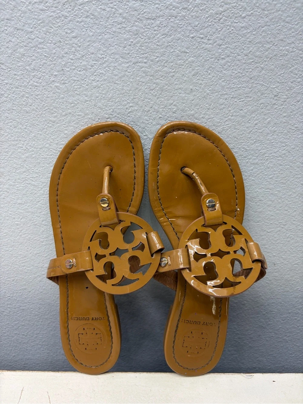 Tory Burch Brown Patent Leather Miller Thong Sandals Size 6